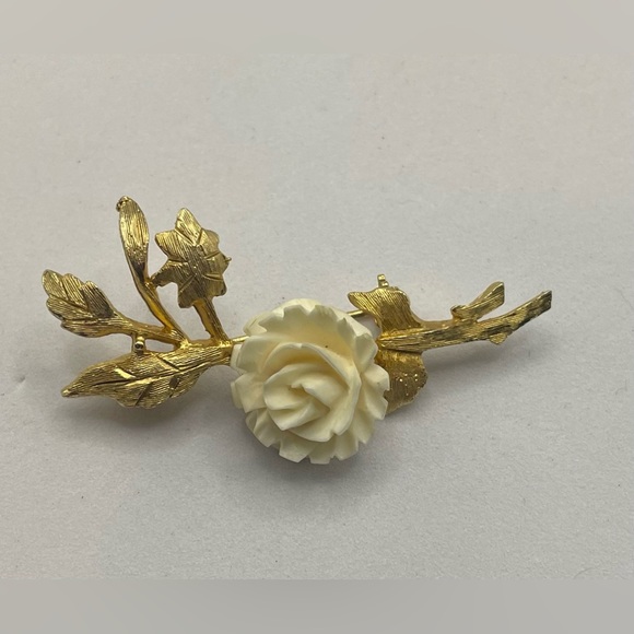 Vintage 1960s Polcini Signed Gold Tone Brooch Pin with Carved Celluloid Rose - Picture 4 of 6